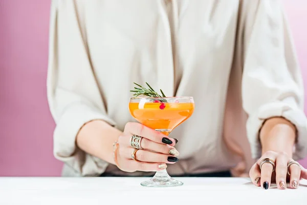 The rose exotic cocktails and fruits and female hand — Stock Photo, Image