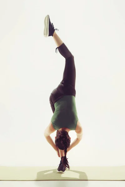 Belle brune mince faisant quelques exercices d'étirement dans une salle de gym — Photo