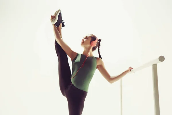 De vrouw in de danszaal op de ballet-machine — Stockfoto