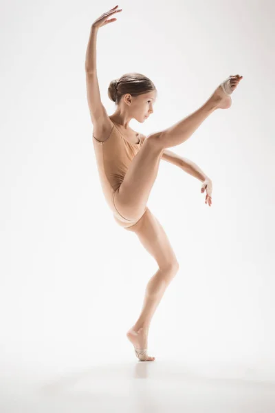 La bailarina de ballet moderna adolescente — Foto de Stock