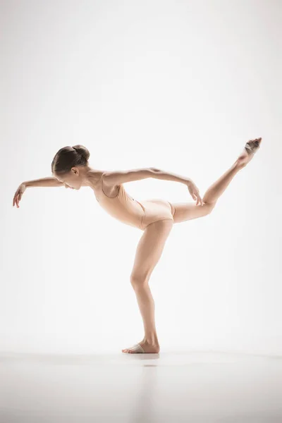 La bailarina de ballet moderna adolescente — Foto de Stock