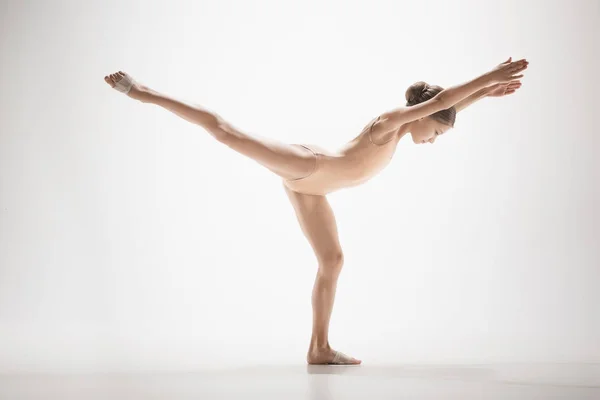 La bailarina de ballet moderna adolescente — Foto de Stock