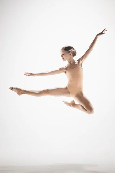 Teen moderní baletka — Stock fotografie
