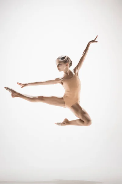 A dançarina de balé moderna adolescente — Fotografia de Stock