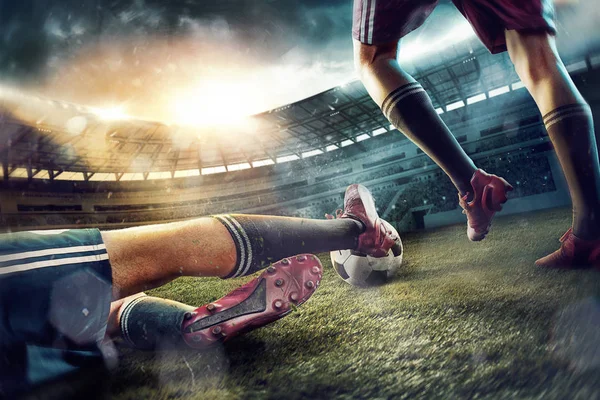 De voetballers van het voetbal in het stadion in beweging — Stockfoto