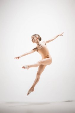 Genç modern bale dansçısı