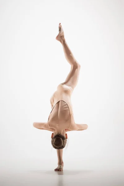 De tiener moderne balletdanseres — Stockfoto