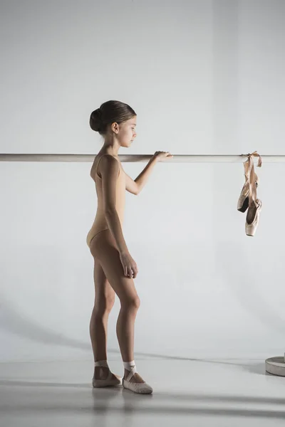 Dívka je výcvik u baletu barre. — Stock fotografie