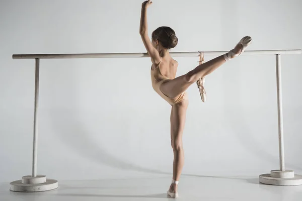 La ragazza si sta allenando vicino alla sbarra del balletto. . — Foto Stock