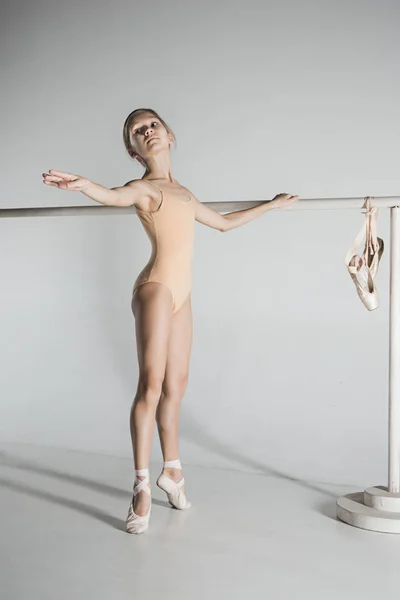 Het meisje is opleiding in de buurt van het ballet barre. — Stockfoto
