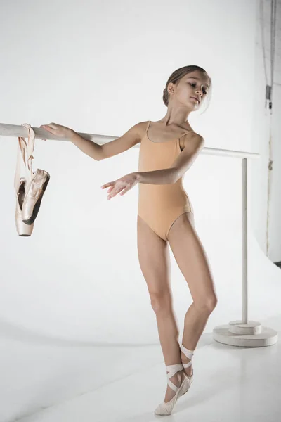 Das Mädchen trainiert in der Nähe der Ballettscheune. — Stockfoto