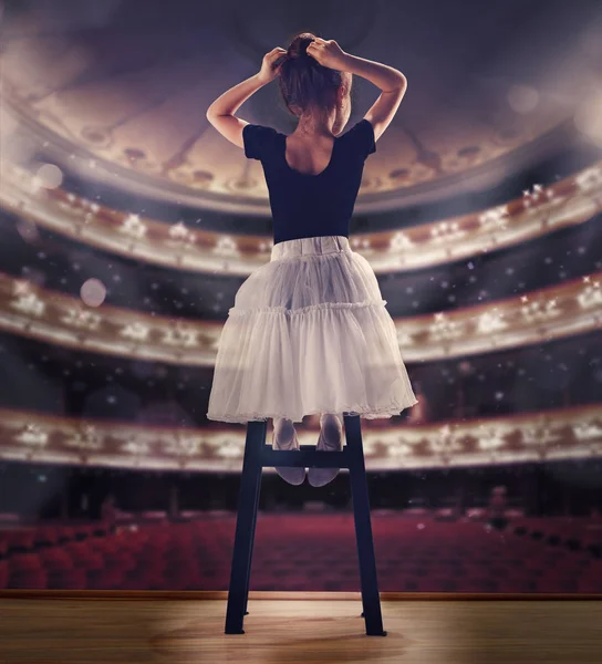 Девочка мечтает о танцевальном балете на сцене. Концепция детства . — стоковое фото