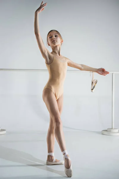 A menina está treinando perto do ballet barre . — Fotografia de Stock