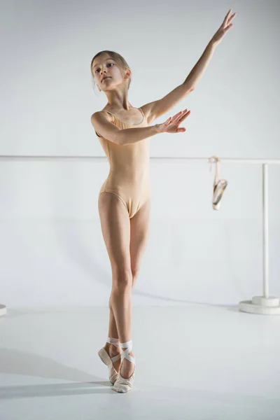 Dívka je výcvik u baletu barre. — Stock fotografie