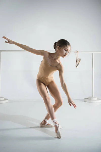 The girl is training near the ballet barre. — Stock Photo, Image