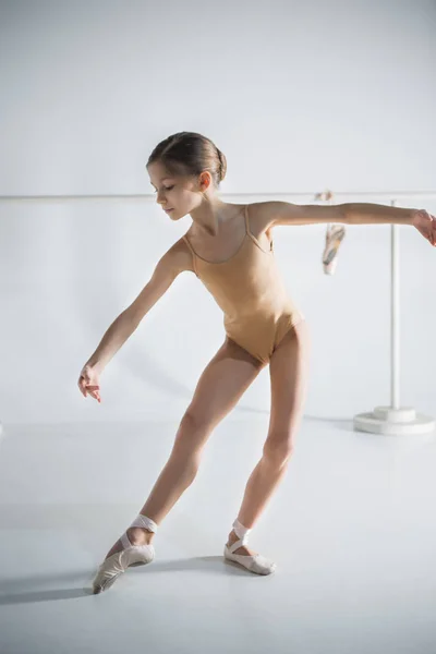 A menina está treinando perto do ballet barre . — Fotografia de Stock