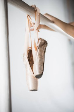 Pointes bale bakış barre üzerinde kapatın