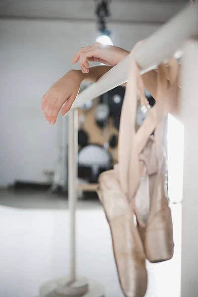 Vista de cerca de pointes para ballet en barra —  Fotos de Stock