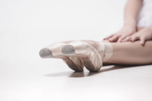 Ballerina dancer sitting down with her legs crossed — Stock Photo, Image