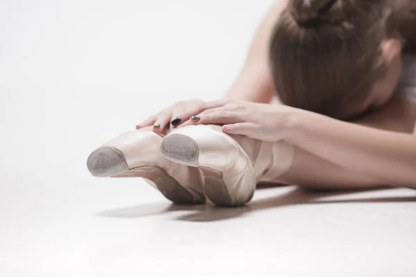 Primabalerina tancerz siadając z jej nogi skrzyżowane — Zdjęcie stockowe