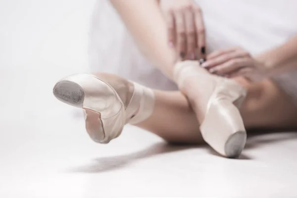 Ballerina-Tänzerin sitzt mit gekreuzten Beinen — Stockfoto