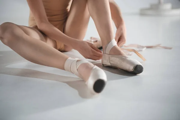 美丽的小芭蕾舞演员在蓝色的舞蹈穿着脚尖鞋 — 图库照片