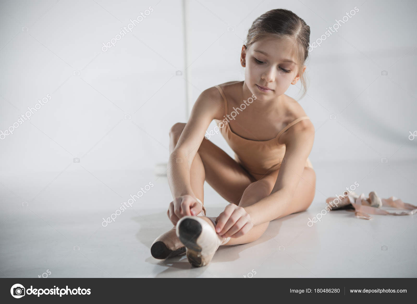 ballerina puting til fods sko — Stock-foto © vova130555@gmail.com