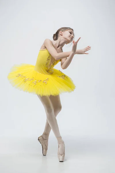 Jeune danseuse classique sur fond blanc . — Photo