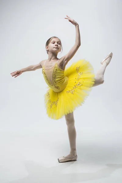 Junge klassische Tänzerin auf weißem Hintergrund. — Stockfoto