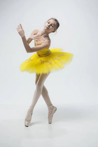 Jeune danseuse classique sur fond blanc . — Photo