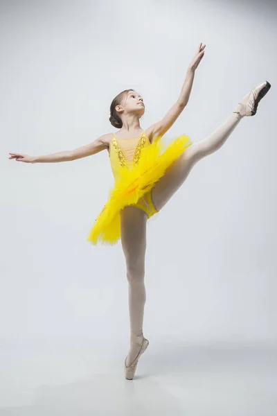 Giovane ballerina classica su sfondo bianco . — Foto Stock