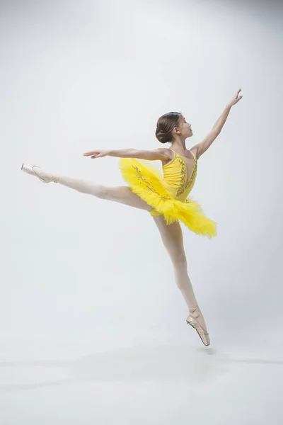 Giovane ballerina classica su sfondo bianco . — Foto Stock