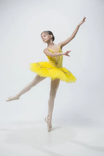 Joven bailarina clásica sobre fondo blanco . —  Fotos de Stock