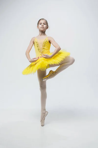 Junge klassische Tänzerin auf weißem Hintergrund. — Stockfoto