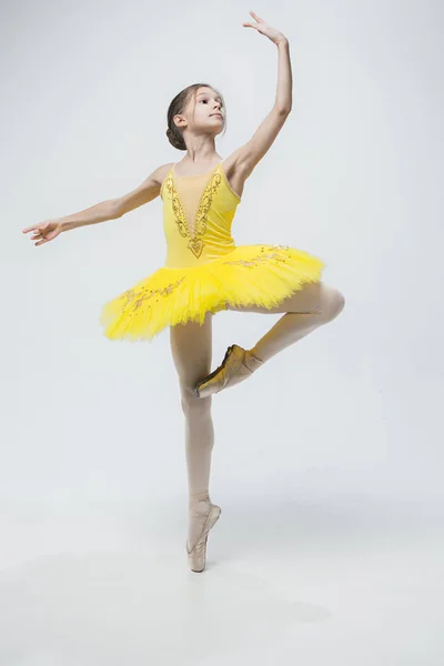 Giovane ballerina classica su sfondo bianco . — Foto Stock