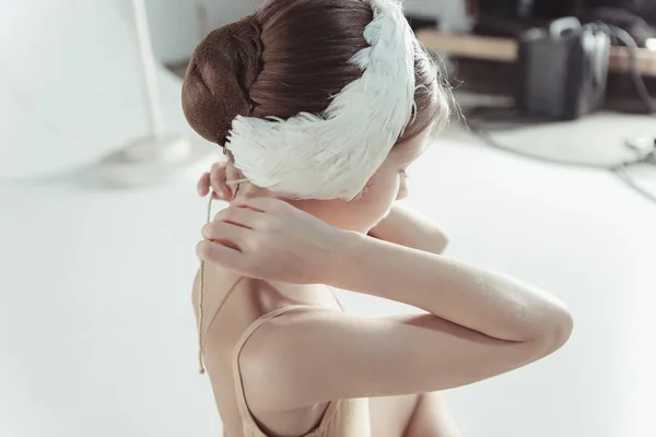 Belle petite ballerine portant un bandage de cygne blanc sur la tête — Photo