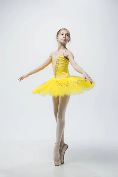 Joven bailarina clásica sobre fondo blanco . —  Fotos de Stock