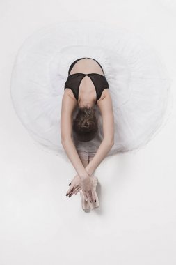 Bacaklarını çapraz oturarak balerin dansçı