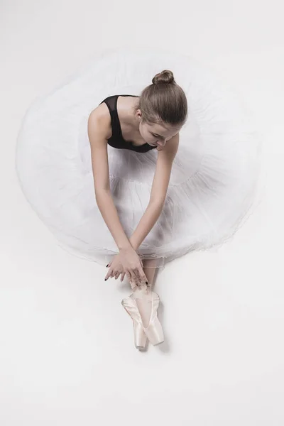 Ballerine danseuse assise avec les jambes croisées — Photo