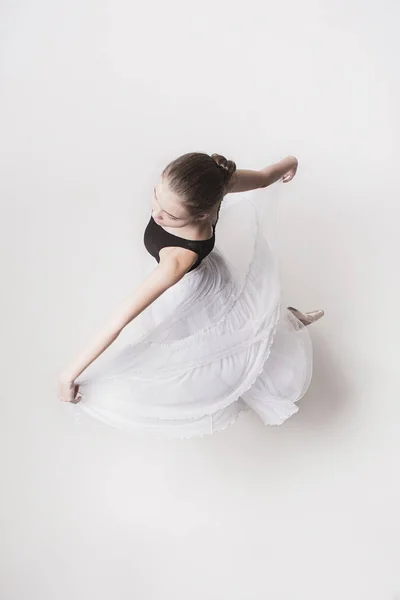 La vue du dessus de la ballerine adolescente sur fond blanc — Photo