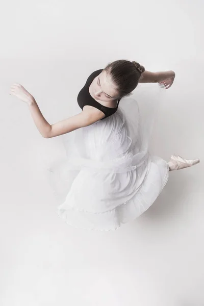 La vista superior de la bailarina adolescente sobre fondo blanco — Foto de Stock