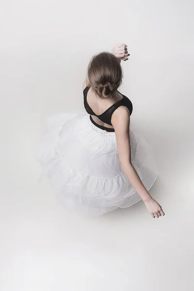 Die Draufsicht der Teenie-Ballerina auf weißem Hintergrund — Stockfoto