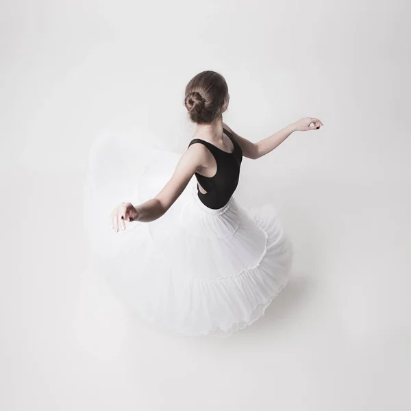 La vista dall'alto della ballerina adolescente su sfondo bianco — Foto Stock