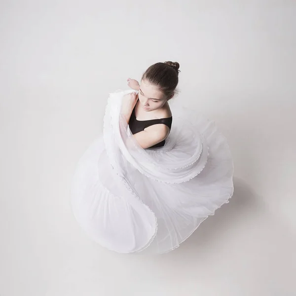 La vue du dessus de la ballerine adolescente sur fond blanc — Photo