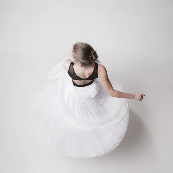 La vue du dessus de la ballerine adolescente sur fond blanc — Photo