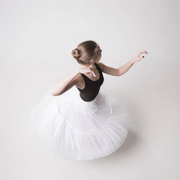 La vista superior de la bailarina adolescente sobre fondo blanco — Foto de Stock