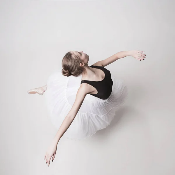 La vue du dessus de la ballerine adolescente sur fond blanc — Photo