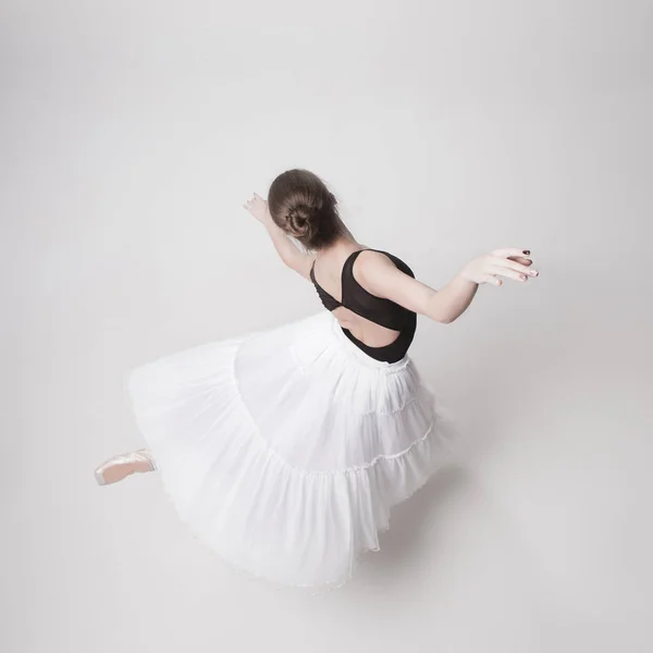 La vue du dessus de la ballerine adolescente sur fond blanc — Photo