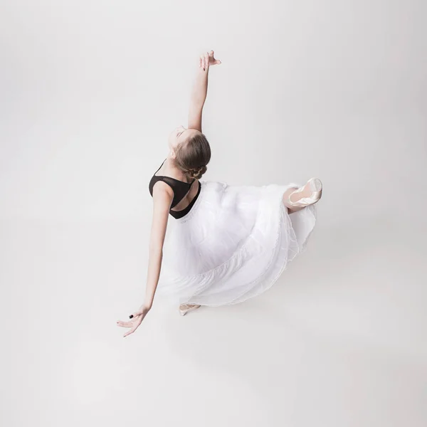 La vista superior de la bailarina adolescente sobre fondo blanco —  Fotos de Stock
