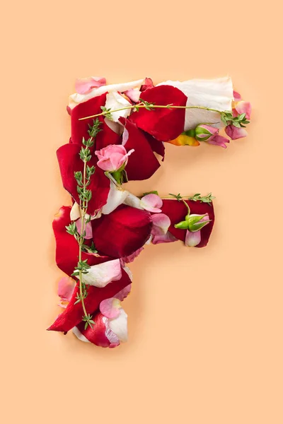 Letter F made from red roses and petals isolated on a white background — Stock Photo, Image